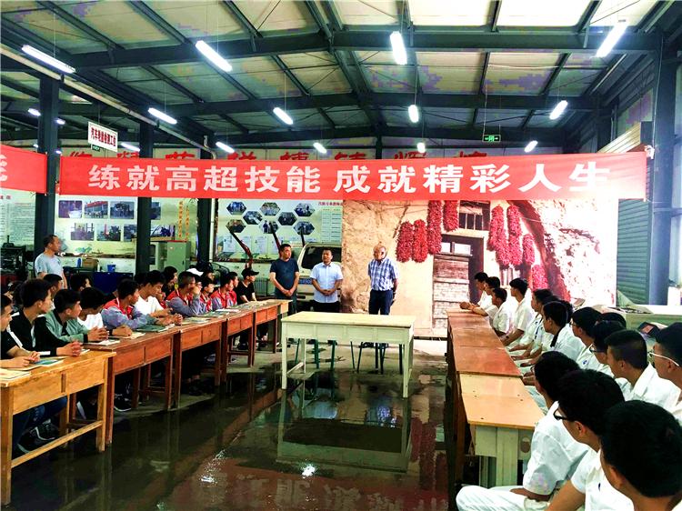 【第一眼】德國(guó)人“老布”來(lái)到這所學(xué)校，見證……