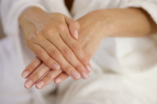 從指甲看健康_怎么從指甲看健康_指甲是否健康怎么看