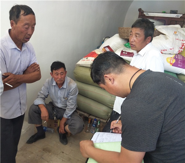 村干部和紅白理事會成員入戶填寫報備表。