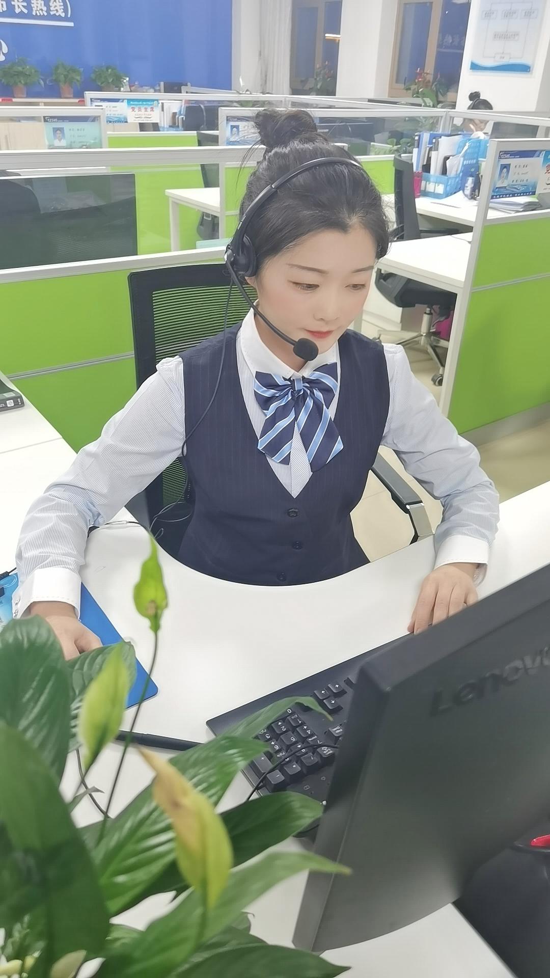 話務(wù)員在積極接聽熱線電話 話務(wù)員在積極接聽熱線電話