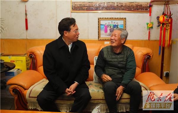 贠建民在西峰城區(qū)入戶調(diào)研供暖工作時強調(diào) 及時受理處置反饋群眾反映問題 全力以赴按標準做好冬季供暖工作