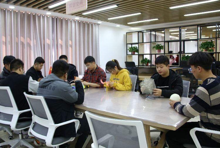 介子路社區(qū)360大學(xué)生社會實踐基地科創(chuàng)空間。  本報記者  盤小美  攝 