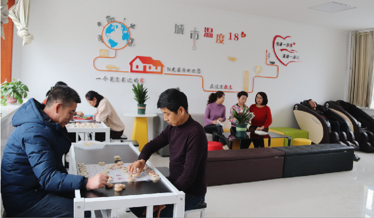 市民在東大街社區(qū)陽光客廳休閑娛樂。  通訊員  郭芳  攝  