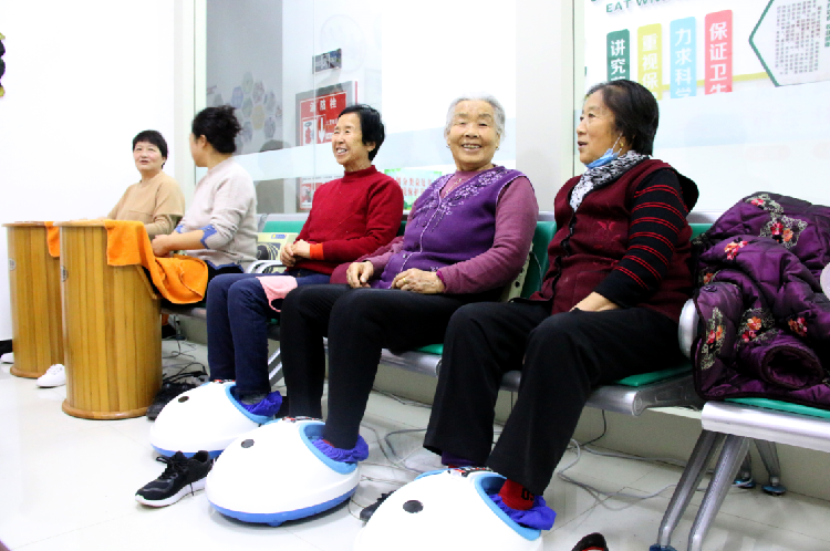 合水東路社區(qū)，老年人在做足療按摩。  通訊員  趙芳芳  攝  