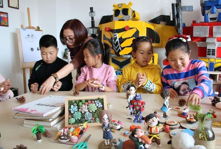 志愿者在介子路社區(qū)教孩子們做手工。  本報記者  盤小美  攝  