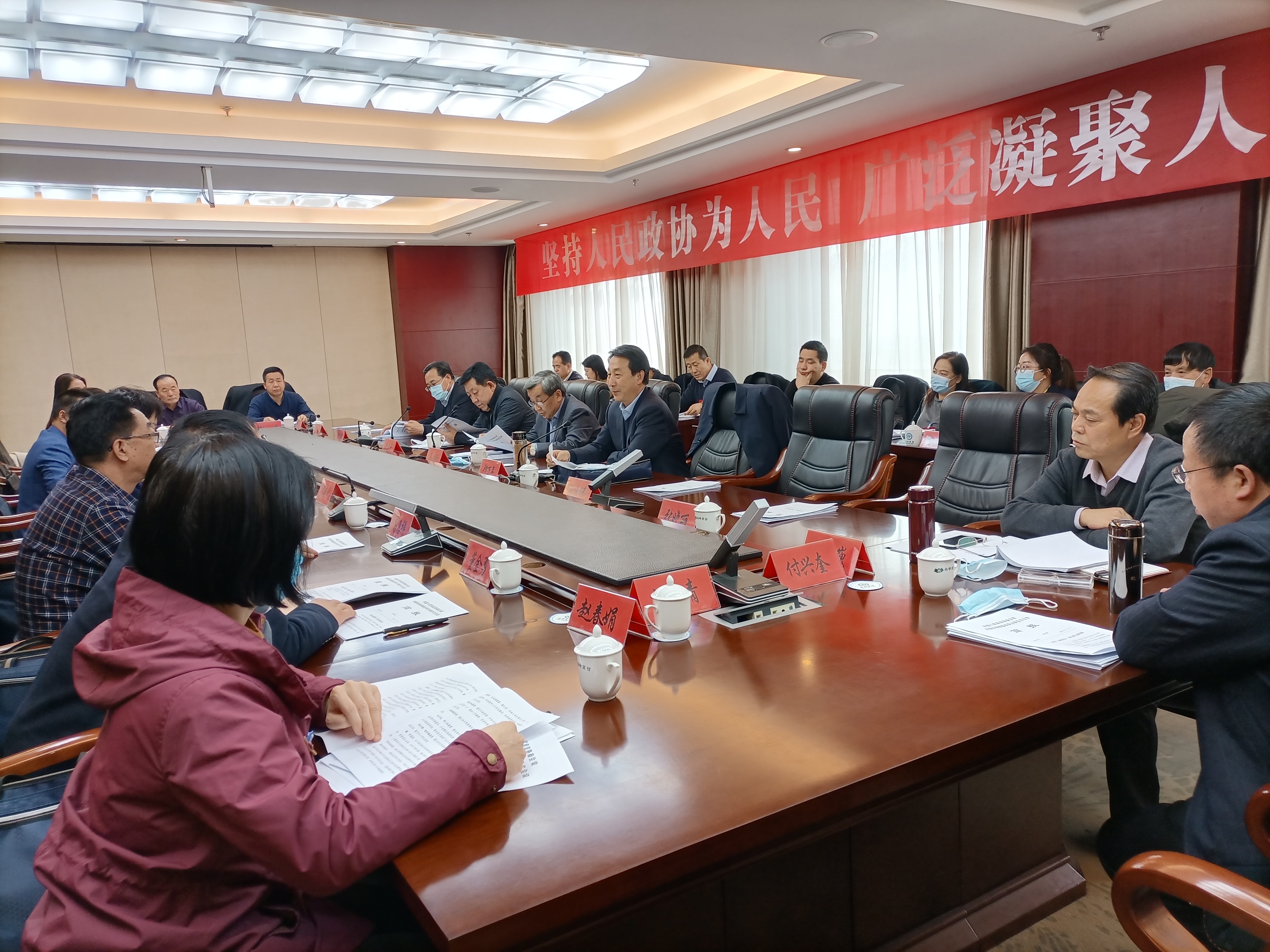 市政協(xié)委員繼續(xù)分組討論市委書記講話和相關(guān)報告。