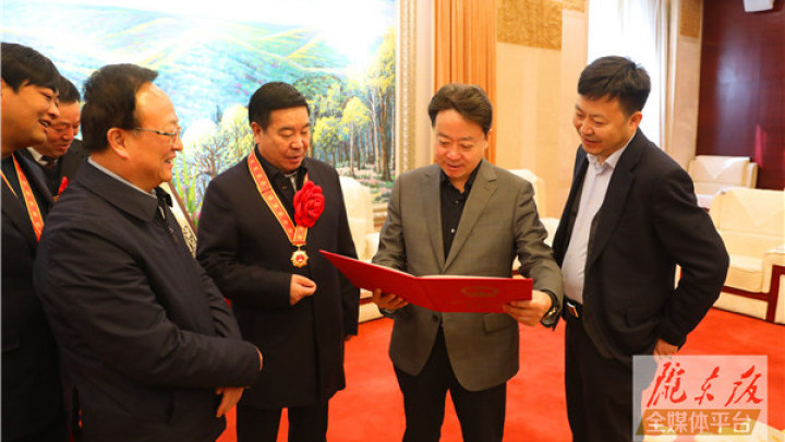 【隴東報(bào)視頻海報(bào)】載譽(yù)歸來(lái)！ 盧小亨會(huì)見(jiàn)慶陽(yáng)市全國(guó)脫貧攻堅(jiān)獎(jiǎng) 獲獎(jiǎng)代表