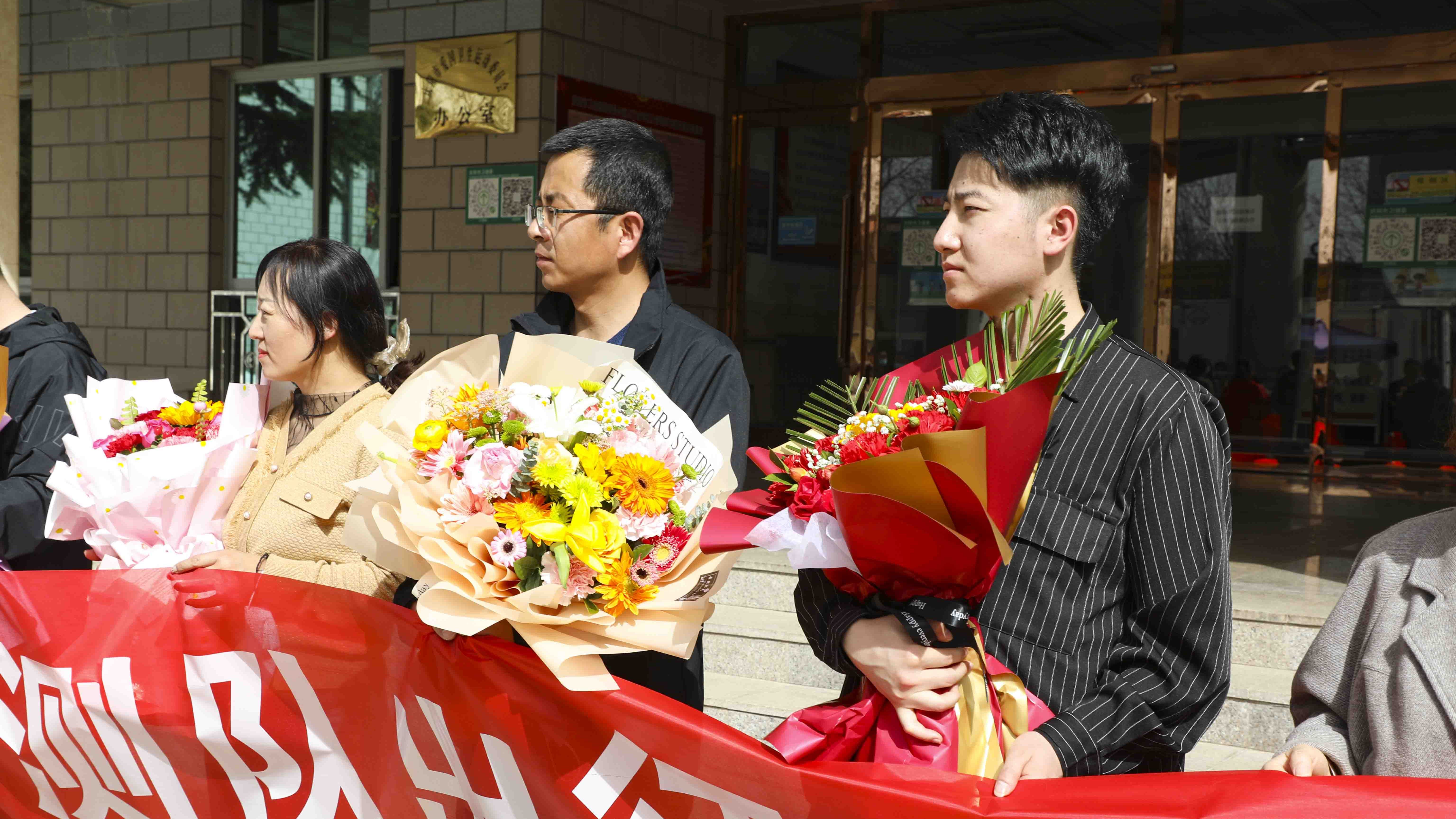 【第一眼】慶陽市抽調(diào)15名成員組成核酸檢測隊(duì)支援蘭州新區(qū)