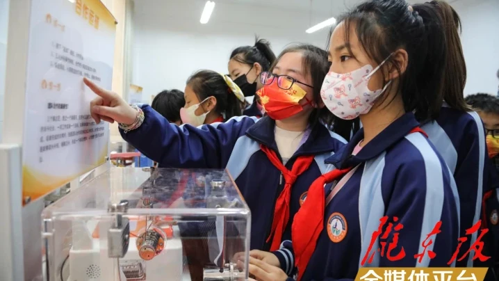 【第一眼】贊！科普知識(shí)進(jìn)校園，讓學(xué)生“零距離”感受科技魅力……