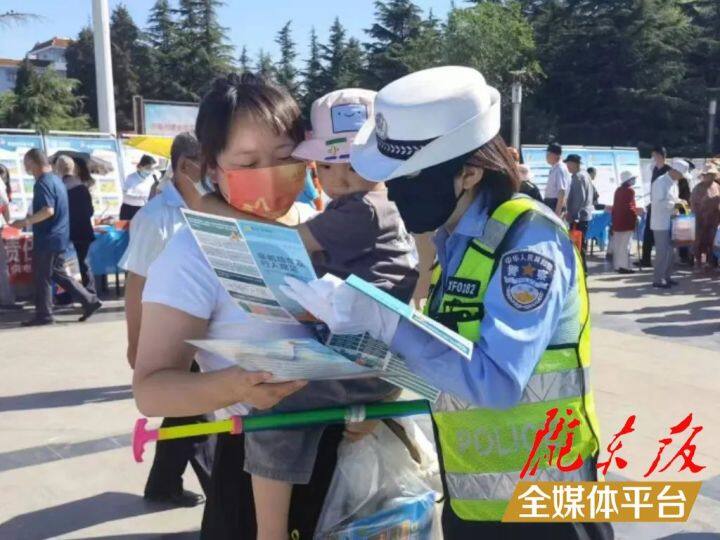 【創(chuàng)建全國文明城市·我們在行動】西峰公安交警強化“一老一小”宣傳，筑牢交通安全防線
