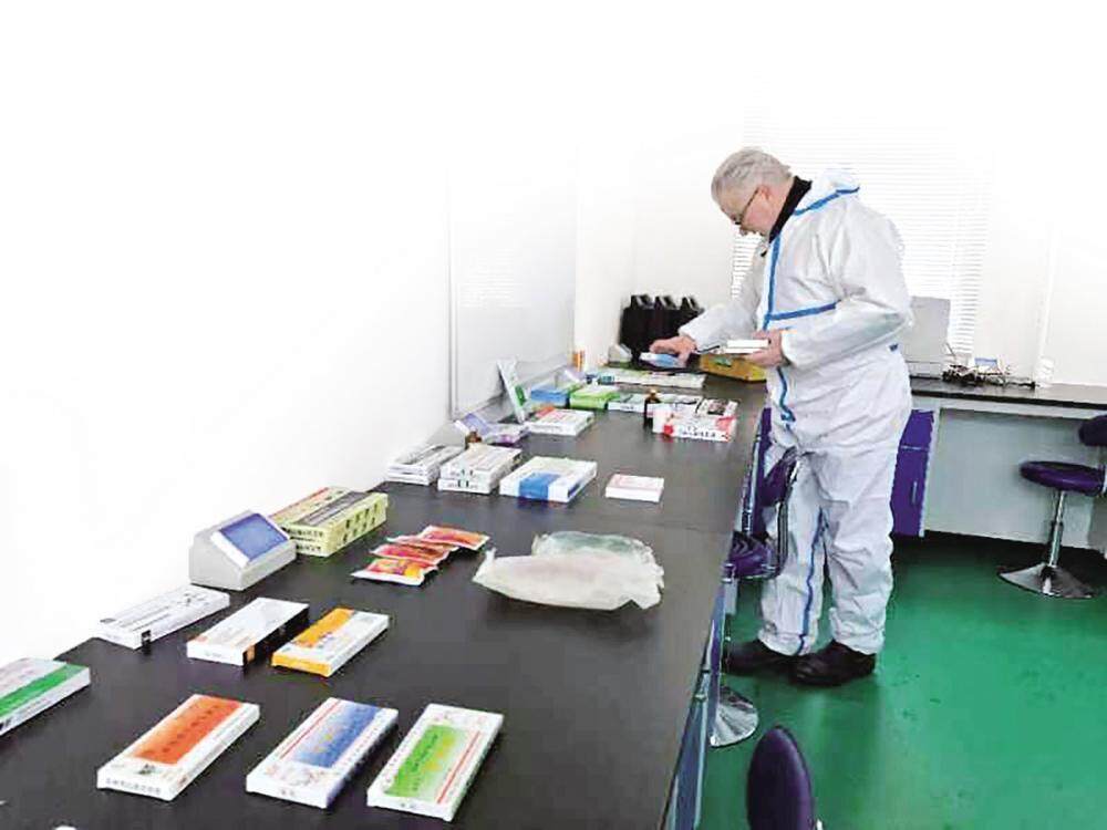 澳大利亞專家戴維德博士在環(huán)縣慶環(huán)肉羊制種有限公司做研究。