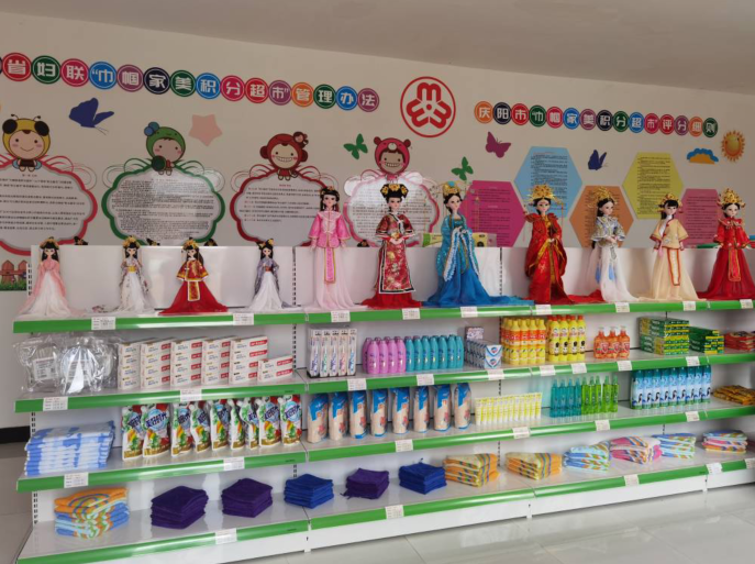 西峰區(qū)肖金鎮(zhèn)楊咀村“巾幗家美積分超市”一角。 通訊員 翟娜娜 攝