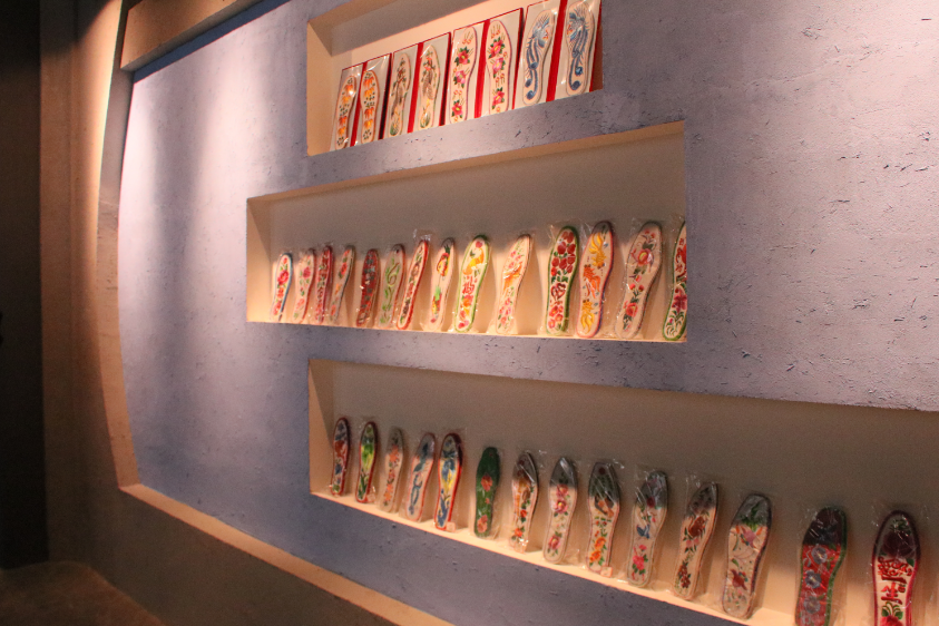 莊子峁生態(tài)農(nóng)莊農(nóng)耕文化展示廳內(nèi)展示的手工刺繡鞋墊。