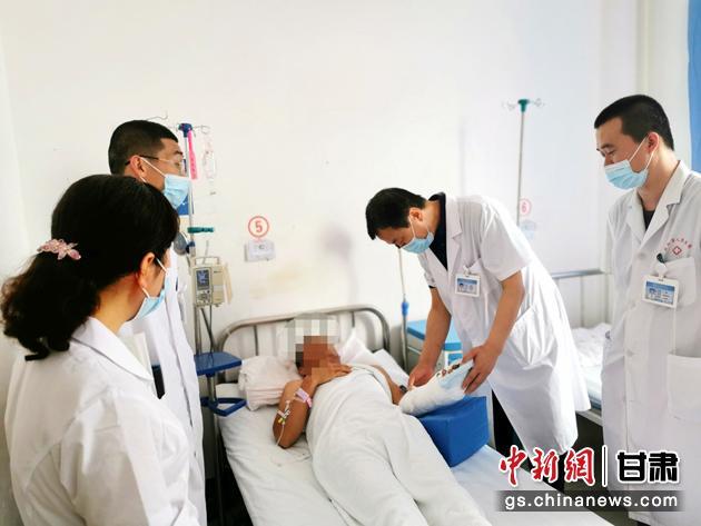 圖為術(shù)后第6天，患者可輕輕活動食指。