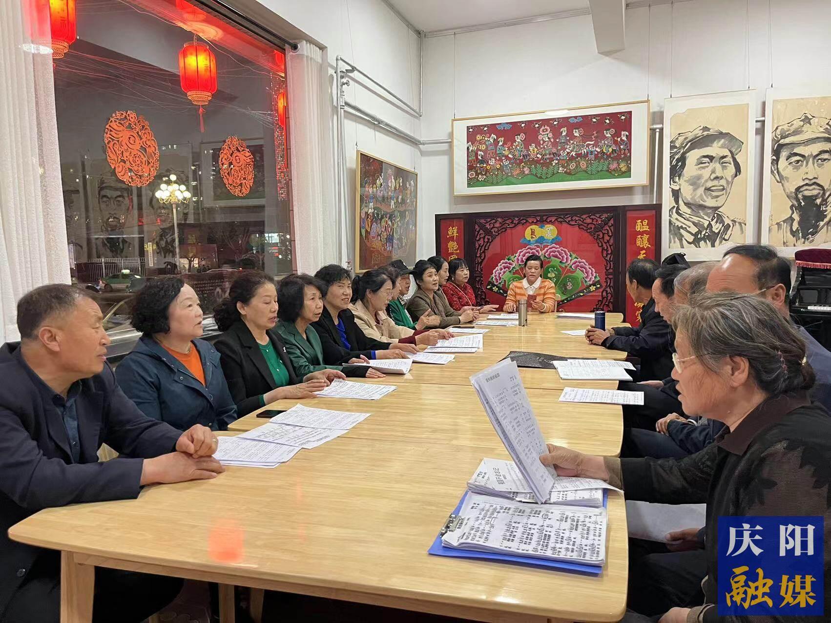 華池縣文化館民歌合唱團(tuán)的成員在練習(xí)隴東民歌。