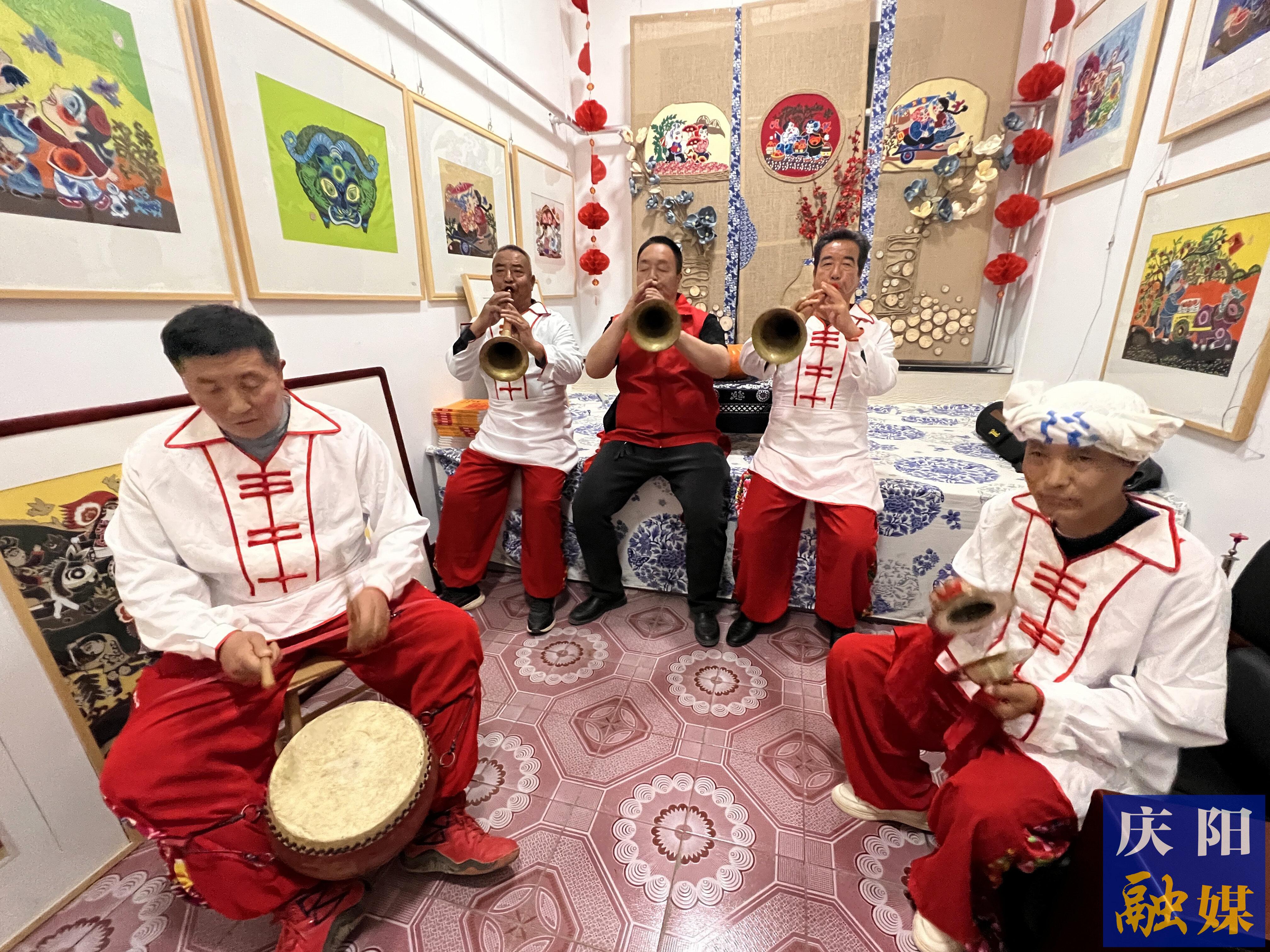 高小兵（左三）和同伴在練習(xí)吹嗩吶。