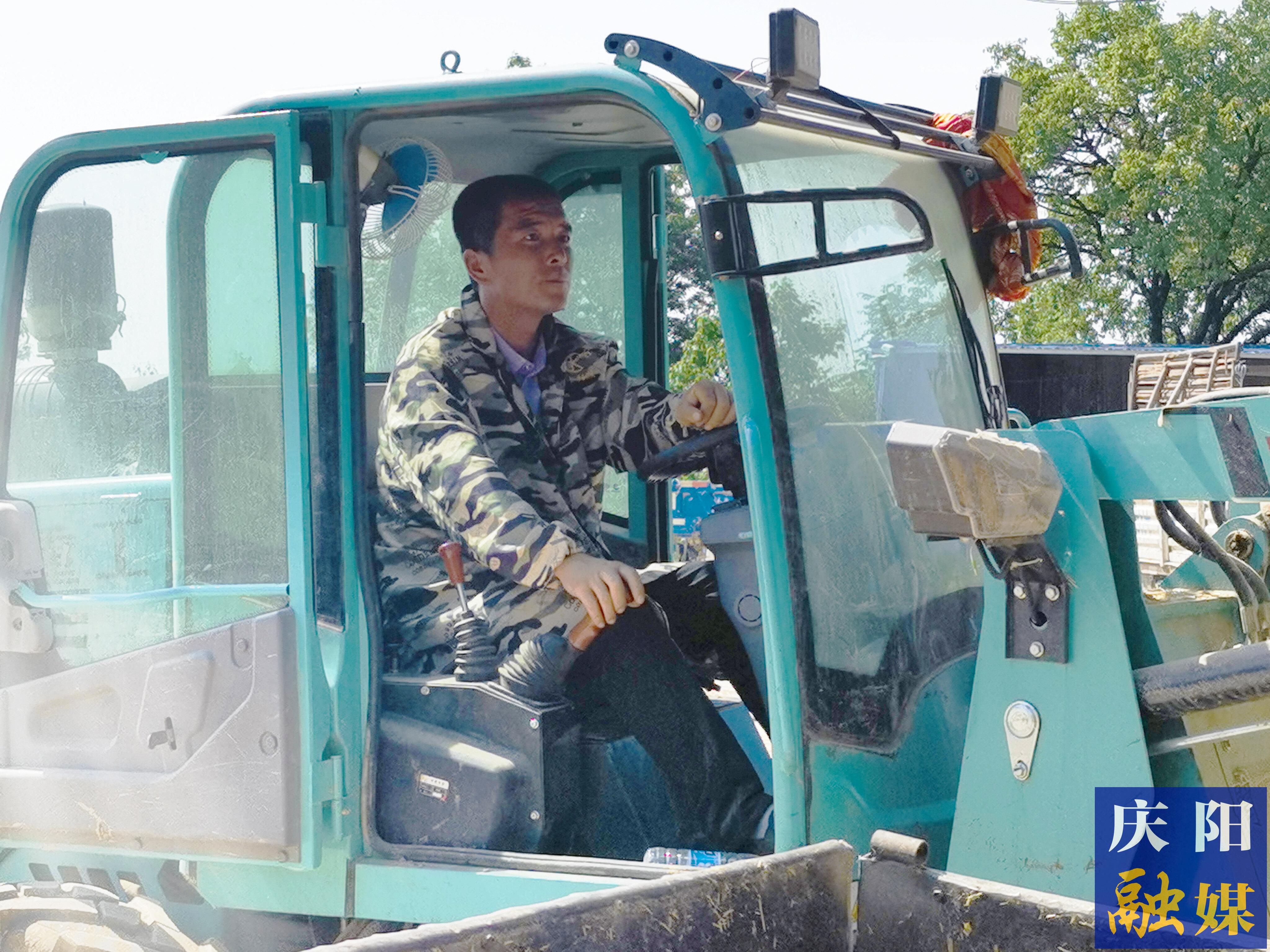 上肖鎮(zhèn)西嶺村返鄉(xiāng)創(chuàng)業(yè)青年郭鵬創(chuàng)辦了鎮(zhèn)原縣名眾生態(tài)種植養(yǎng)殖專業(yè)合作社，現(xiàn)牛存欄187頭，流轉(zhuǎn)土地300多畝種植飼草。 慶陽融媒記者 閆慧 攝