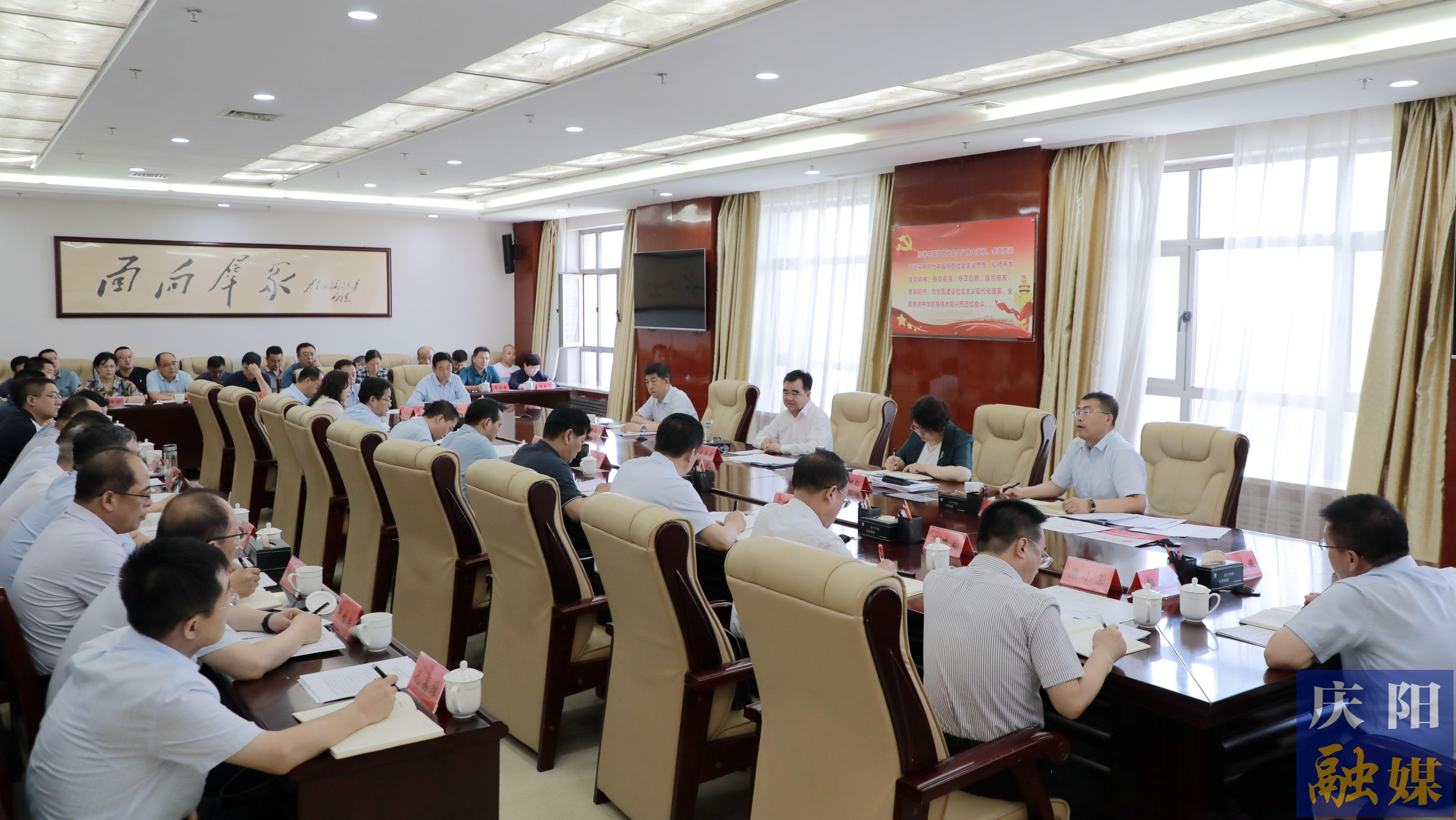 黃澤元在慶陽香包民俗文化節(jié)籌備工作推進(jìn)會議上強(qiáng)調(diào) 加大工作力度 加強(qiáng)協(xié)調(diào)配合 加快籌備進(jìn)度 確保節(jié)會各項(xiàng)活動(dòng)安全順利圓滿出彩舉行