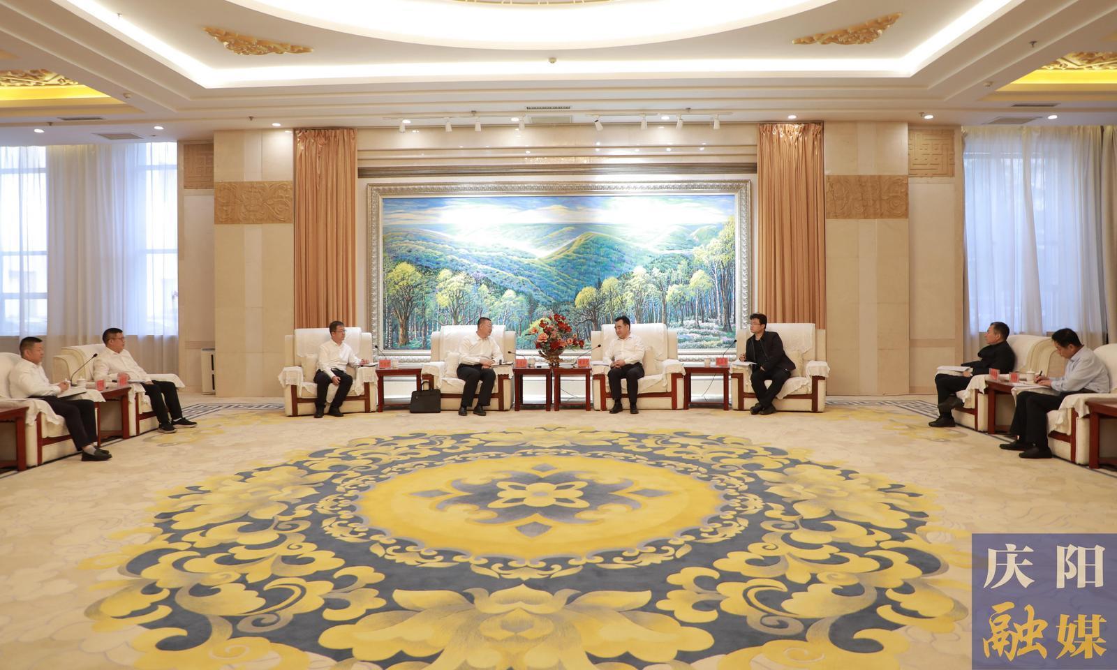 黃澤元與玉門油田分公司執(zhí)行董事、黨委書記來進和一行座談