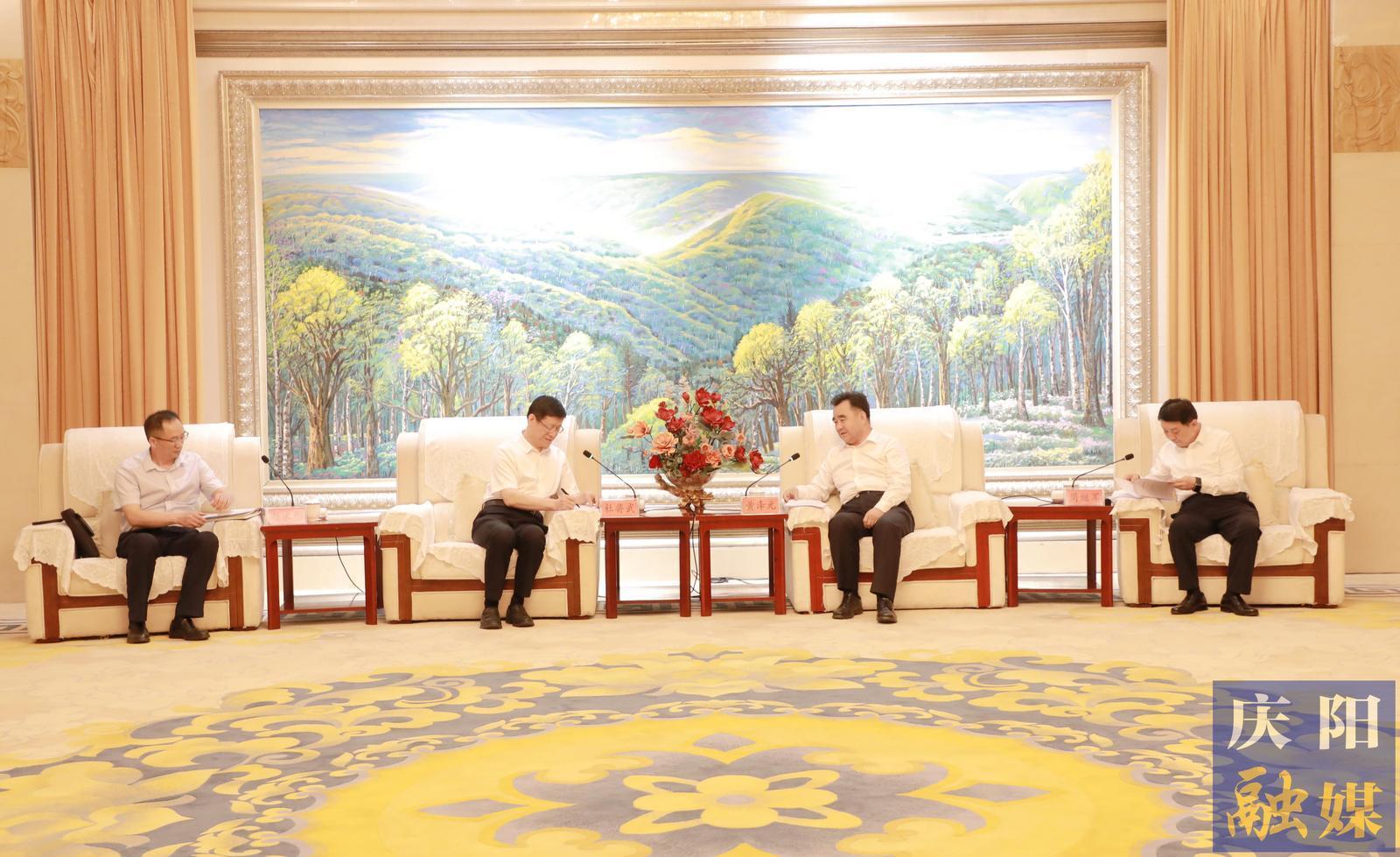 黃澤元周繼軍與華電集團(tuán)副總工程師、華電煤業(yè)集團(tuán)黨委書記、董事長杜將武一行座談