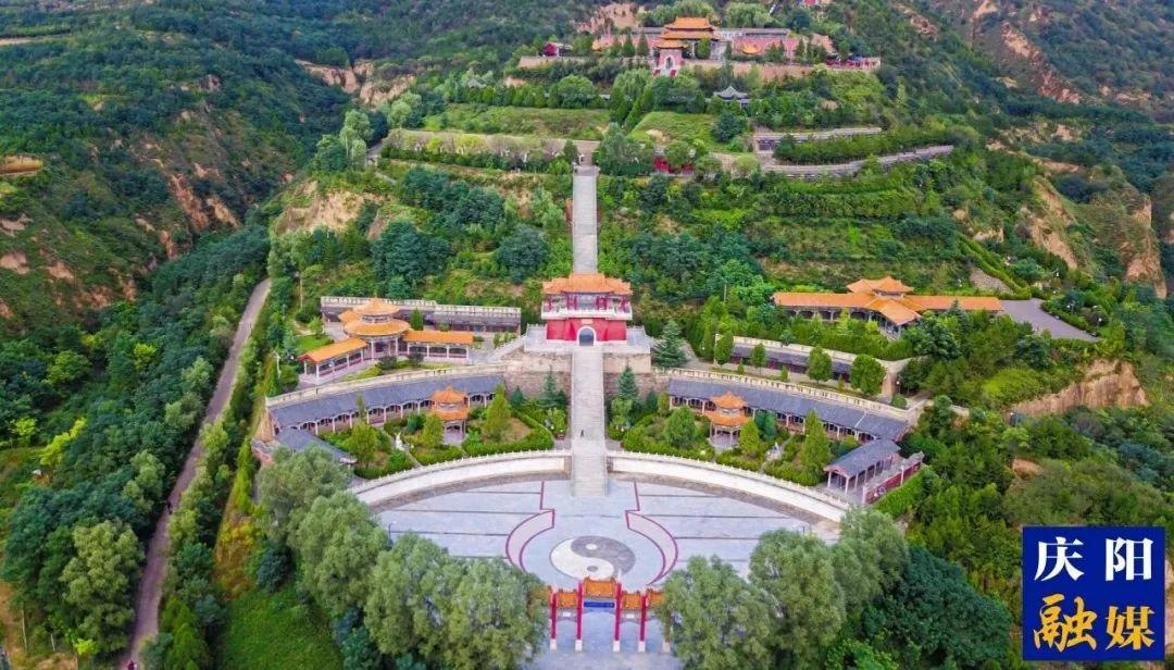 您好！我叫慶陽，這是我的名片，請多多關(guān)照