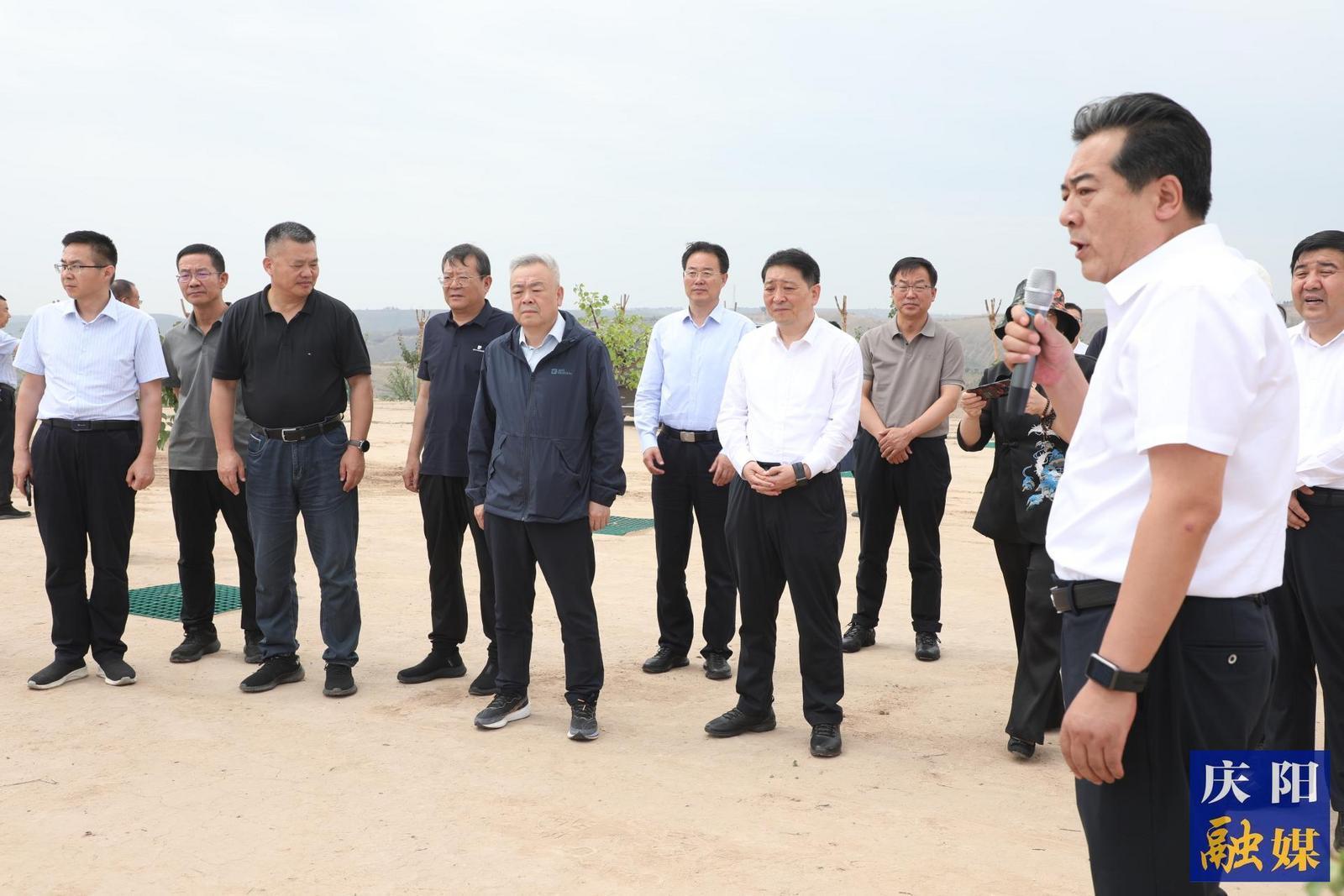 中國(guó)工程院院士鄧銘江來(lái)慶陽(yáng)市開展黃河幾字彎水-土-經(jīng)濟(jì)高質(zhì)量協(xié)同發(fā)展戰(zhàn)略研究項(xiàng)目調(diào)研
