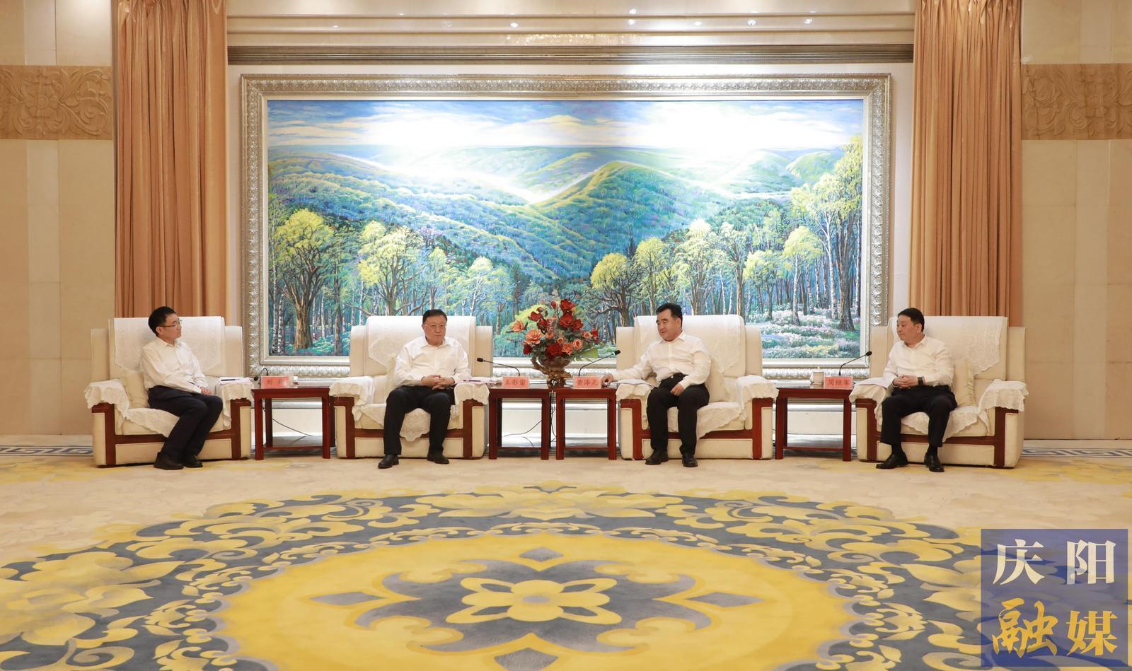 黃澤元周繼軍與中國(guó)交通建設(shè)集團(tuán)有限公司黨委書記、董事長(zhǎng)王彤宙一行座談