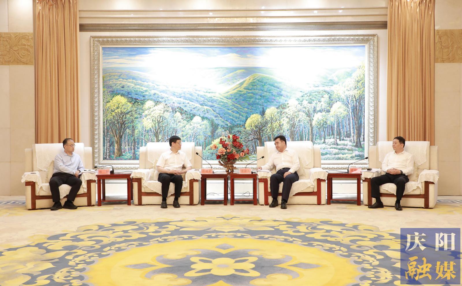 黃澤元與華電煤業(yè)集團(tuán)黨委書記、董事長杜將武一行座談