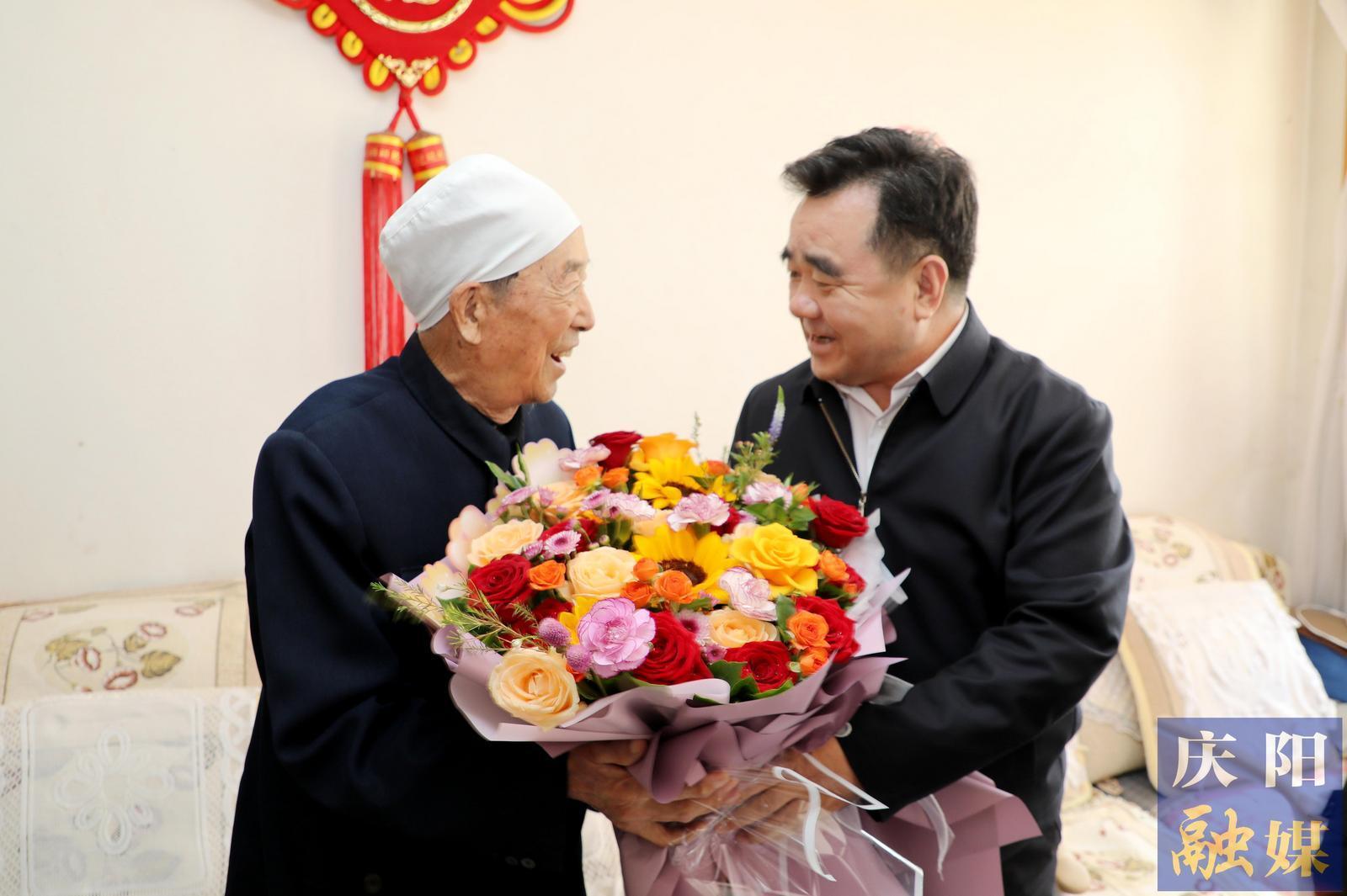 黃澤元國(guó)慶節(jié)前走訪慰問離休干部和優(yōu)秀黨員