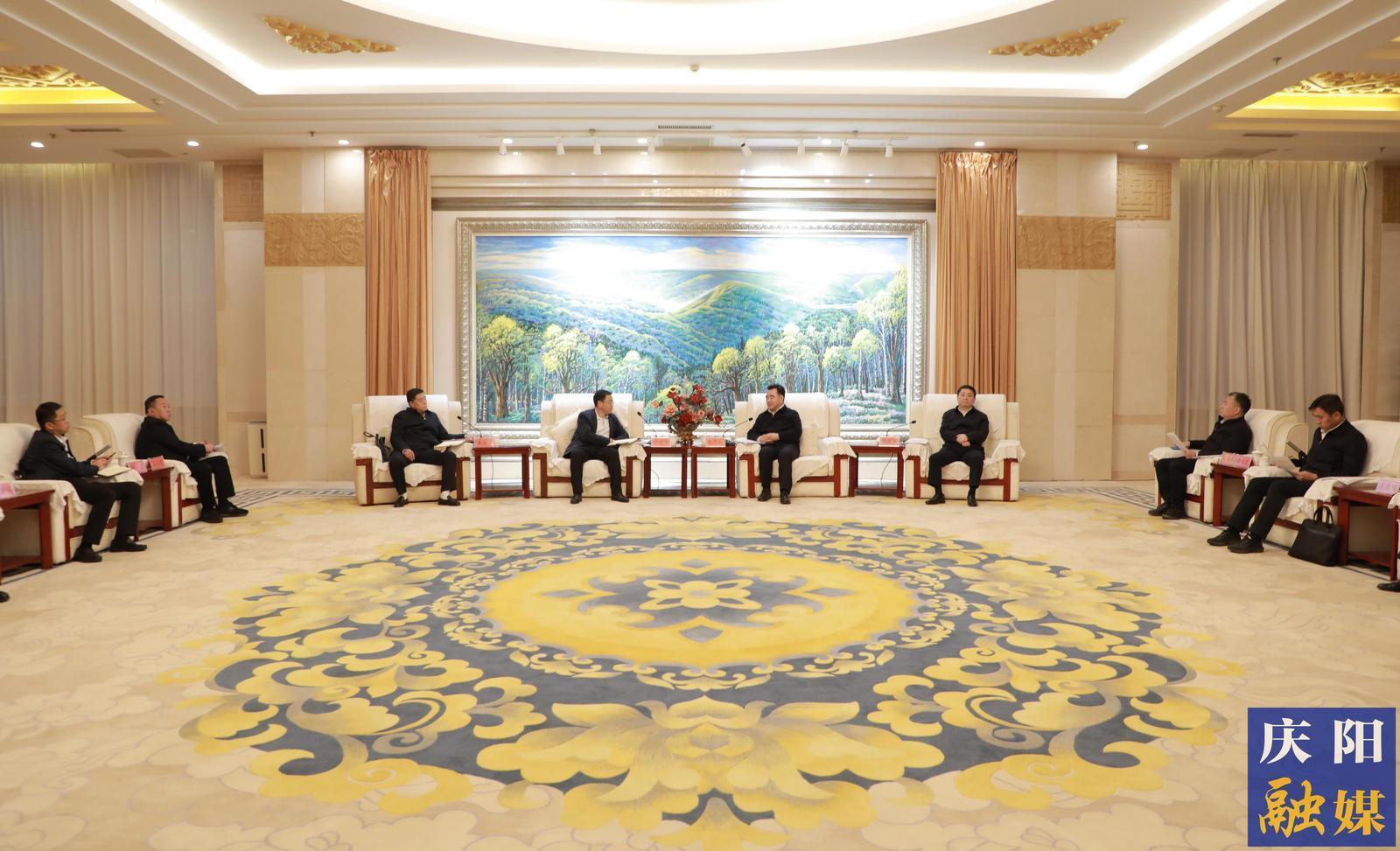 黃澤元周繼軍與甘肅能源化工投資集團(tuán)黨委書記、董事長謝曉鋒一行座談