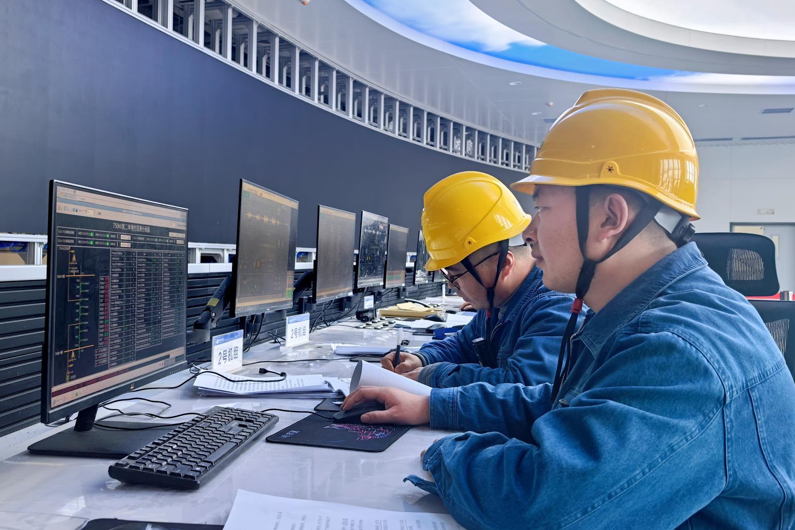 “隴電入魯”工程重點配套電源——華能正寧電廠750千伏升壓站倒送電一次成功