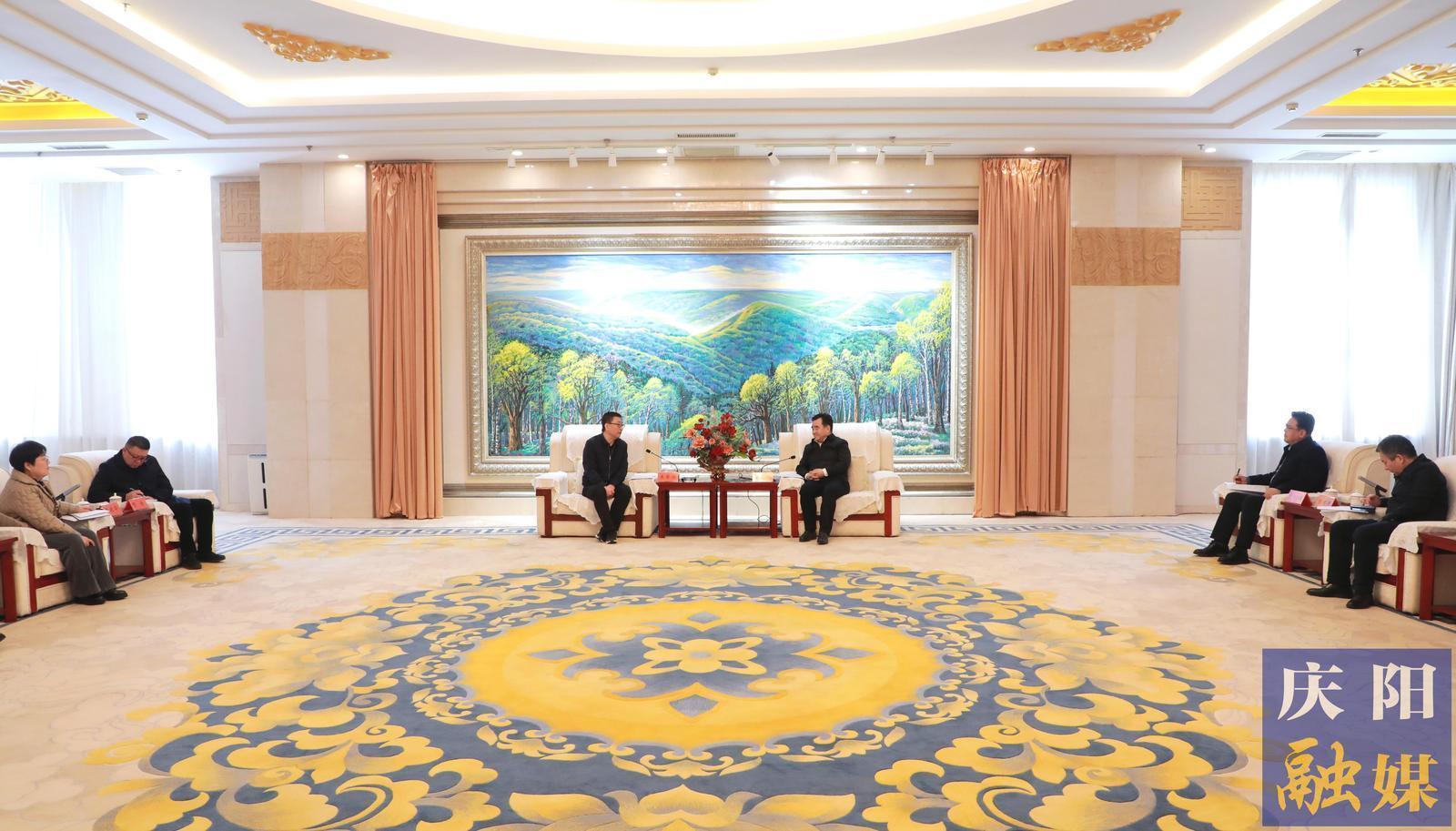 黃澤元與省文聯(lián)黨組書記、主席王登渤一行座談