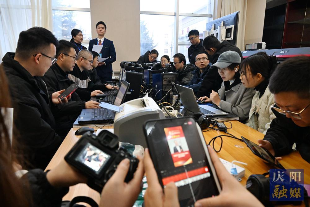 【攝影報道】慶陽融媒的“兩會時刻”