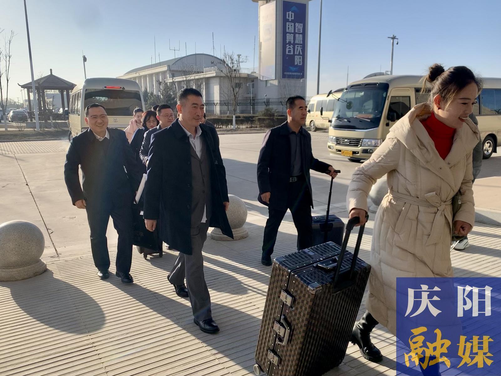 出席省十四屆人大三次會議的慶陽市代表團(tuán)代表抵蘭向大會報(bào)到