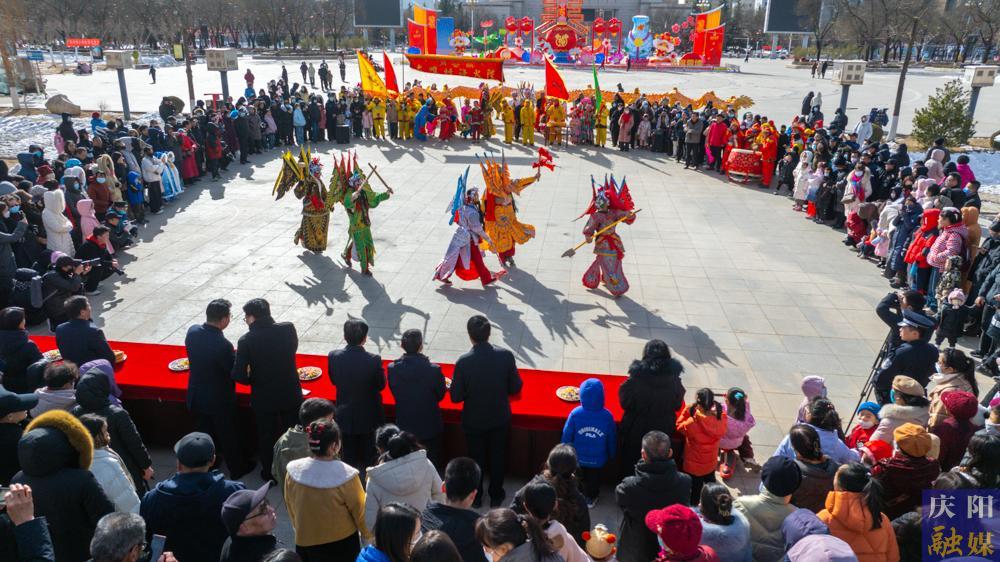 【攝影報道】傳統(tǒng)社火鬧新春 和諧廣場上演民俗盛宴