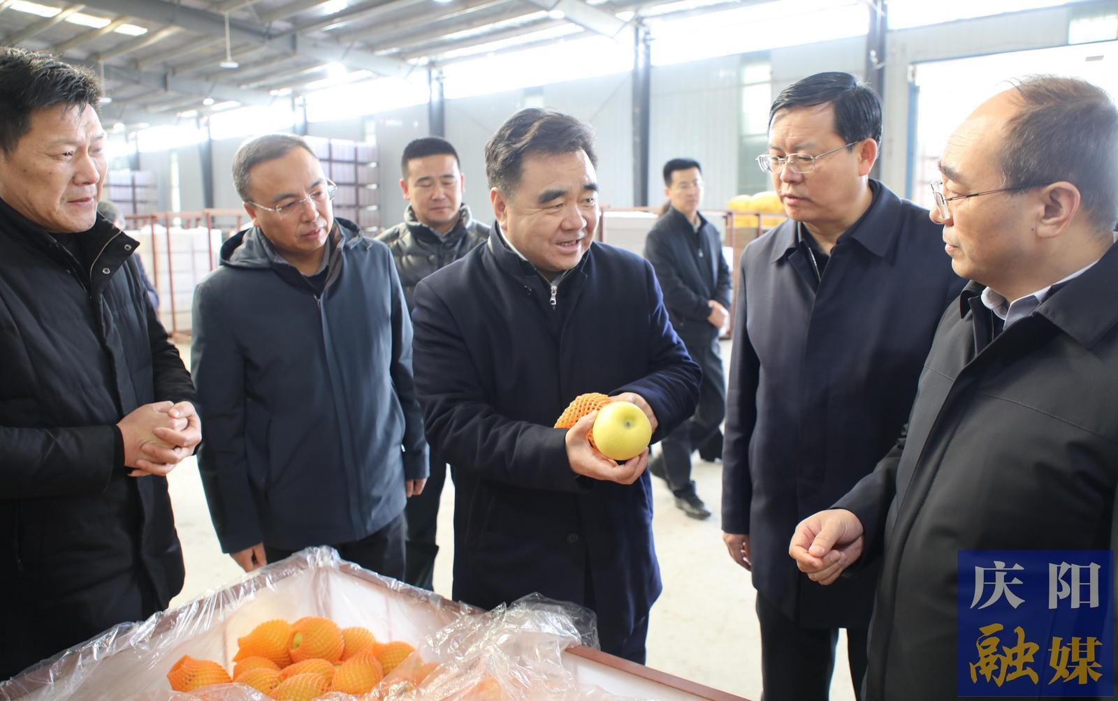 黃澤元在慶城縣調(diào)研時(shí)強(qiáng)調(diào) 提振精氣神全力抓項(xiàng)目拼經(jīng)濟(jì)促發(fā)展 鉚勁加油干奮力實(shí)現(xiàn)“開(kāi)門紅”“全年旺”