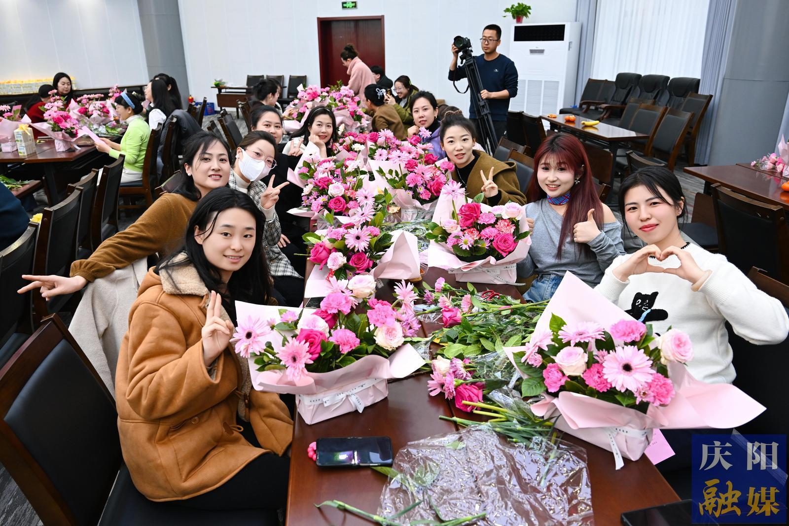 【攝影報(bào)道】“花香情暖 春韻悠長(zhǎng)”慶陽(yáng)融媒慶“三八”活動(dòng)舉辦