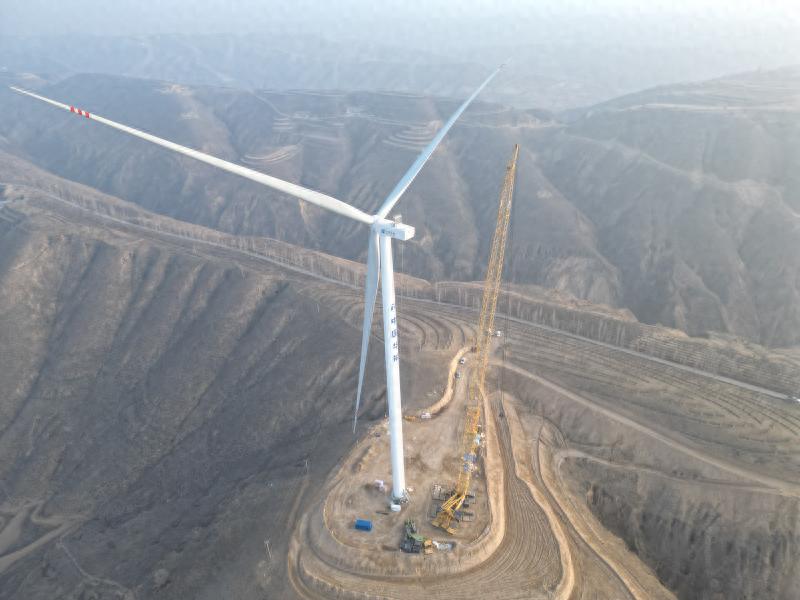 華能慶陽風(fēng)電項(xiàng)目首臺(tái)風(fēng)機(jī)吊裝順利完成