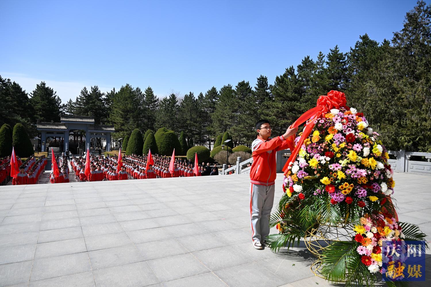 【攝影報道】大型網(wǎng)絡(luò)思政公開課《永遠不會忘記》連線直播慶陽南梁“清明祭英烈 重走長征路”思政教育主題實踐活動掠影