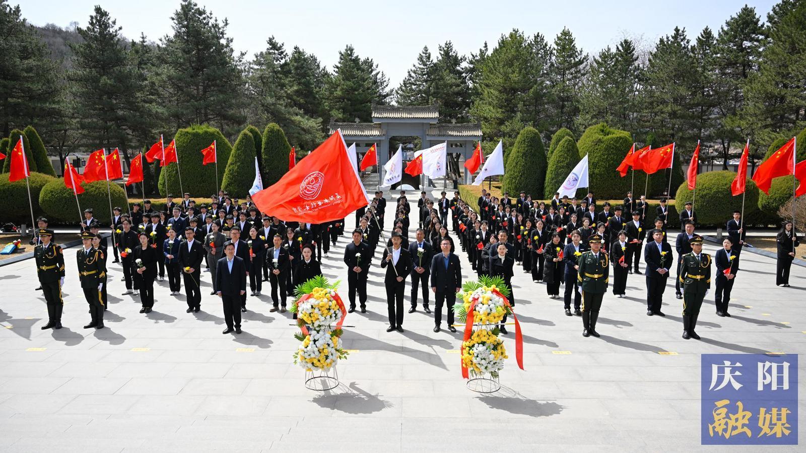 攝影報道】慶陽職業(yè)技術(shù)學(xué)院開展“緬懷革命先烈 弘揚南梁精神 重走長征路”紅色主題教育活動