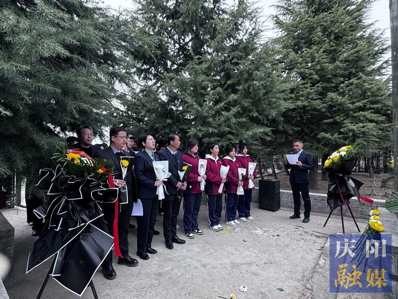 【慶陽(yáng)紅色研學(xué)旅游】清明祭英烈 薪火代代傳——慶陽(yáng)第七中學(xué)赴西峰區(qū)南李村烈士陵園開(kāi)展“黨建帶團(tuán)建”思政教育實(shí)踐活動(dòng)