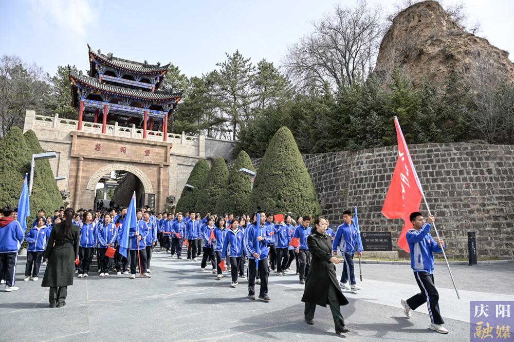 【攝影報(bào)道】慶陽第六中學(xué)開展“緬懷革命先烈 厚植家國情懷”思政教育實(shí)踐活動(dòng)