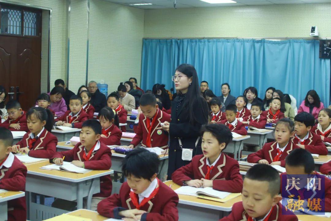 【點亮美好教育】跨校聯動比技能 課標實踐促提質 慶陽市東方紅小學與周嶺分校聯動舉辦“1+5”青年教師教學技能大賽