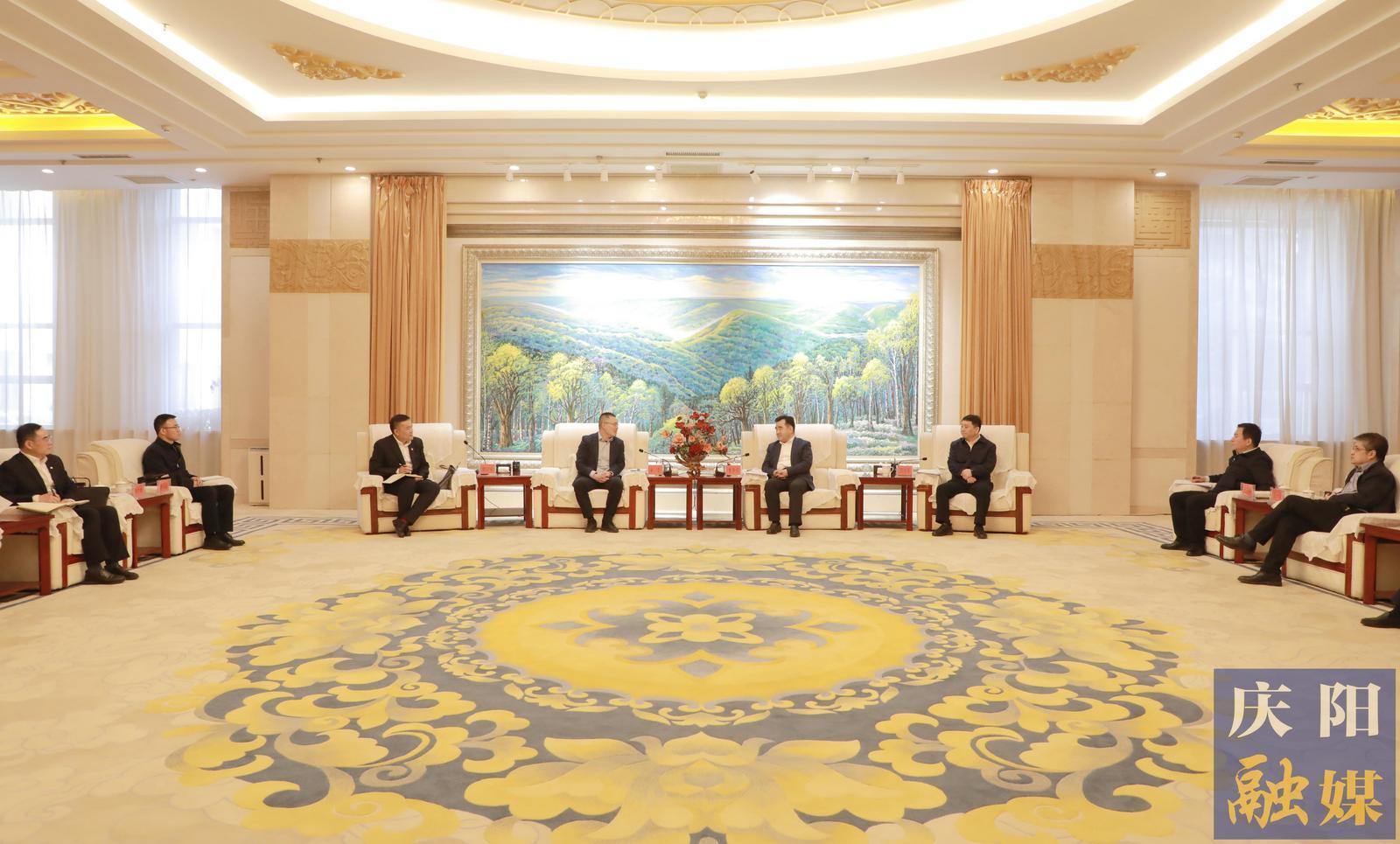 黃澤元周繼軍與中國農(nóng)業(yè)發(fā)展銀行甘肅省分行黨委書記、行長金雷一行座談