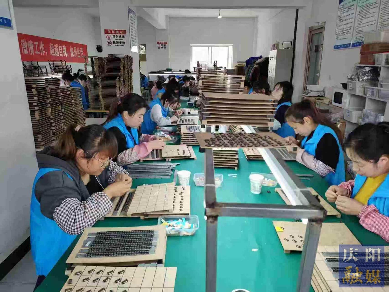 【春涌慶陽 塬上織錦】家門有崗穩(wěn)就業(yè) 鞏固成果助振興