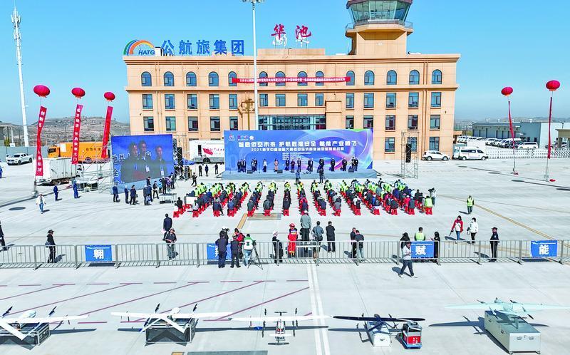 2025數(shù)字中國創(chuàng)新大賽·低空經(jīng)濟(jì)賽道·特別報道丨無人機(jī)秒變“巡檢尖兵”！全國首次油田巡檢挑戰(zhàn)賽在慶陽舉行