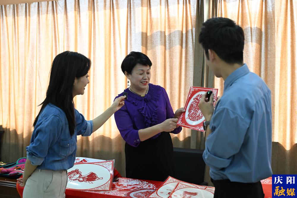 剪紙藝人介紹慶陽(yáng)剪紙。