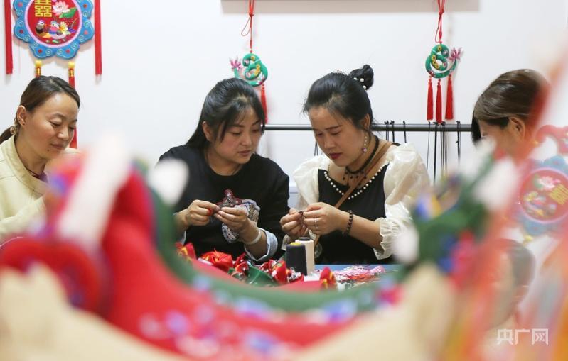 甘肅慶陽：傳統(tǒng)與時尚碰撞 非遺香包變身國潮“頂流”