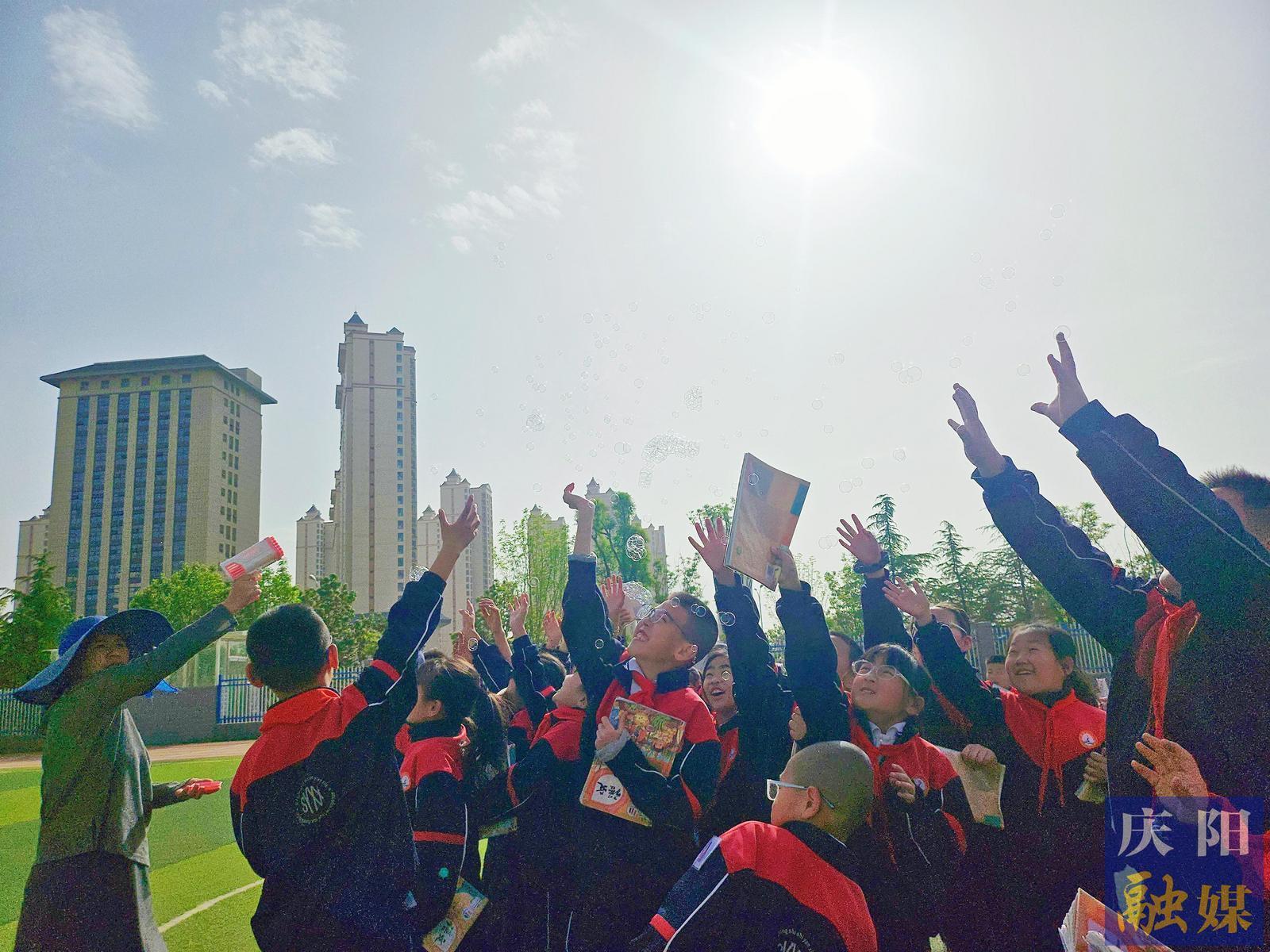 【學(xué)生佳作】超有趣！電影課堂上我們竟“穿越”到了原始人類世界！