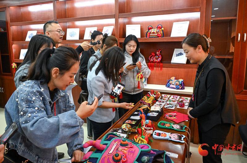 高天厚土看慶陽(yáng) 香包盛會(huì)續(xù)傳奇——寫(xiě)在第二十屆慶陽(yáng)香包民俗文化節(jié)開(kāi)幕之際